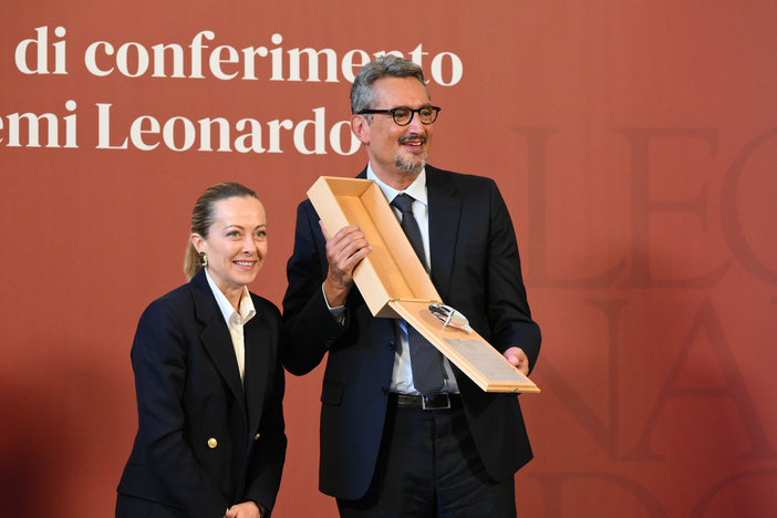 Giovanni Ferrero, ceo del gruppo albese, qui insieme a Giorgia Meloni insignito del Premio Leonardo