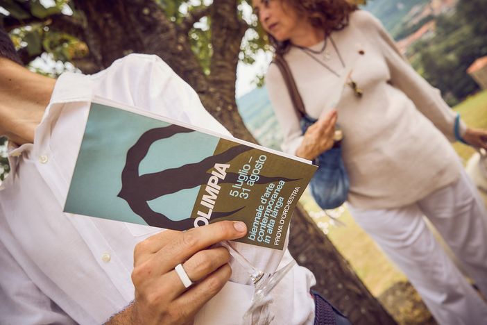 "Olimpia” entusiasma l’Alta Langa: applausi e sguardi rapiti per l’inaugurazione "Olimpia” entusiasma l’Alta Langa: applausi e sguardi rapiti per l’inaugurazione