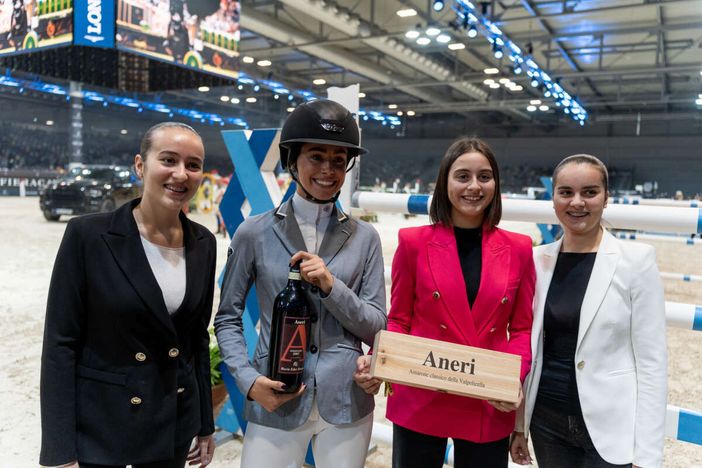 La consegna del premio a Maria Eder Ferrero (foto del sito www.fieracavalli.it)