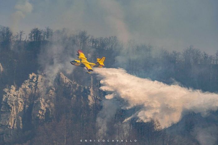 Un momento delle operazioni di spegnimento nello scatto di Enrico Cavallo