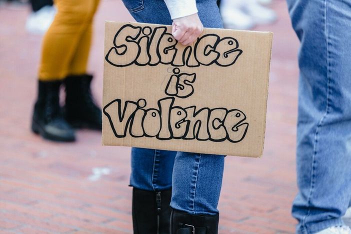 Un anno, quasi 6mila richieste d’aiuto. Il Telefono Rosa racconta la violenza quotidiana