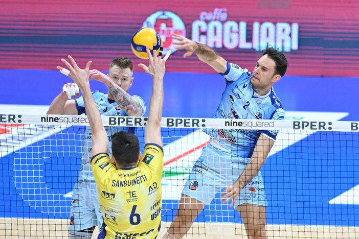 Lorenzo Codarin in attacco a Modena (Foto Modena Volley)