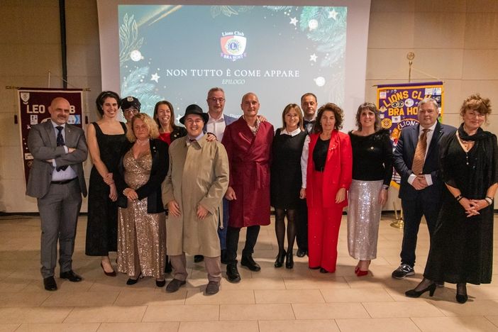 La compagnia teatrale con i soci che hanno risolto il caso