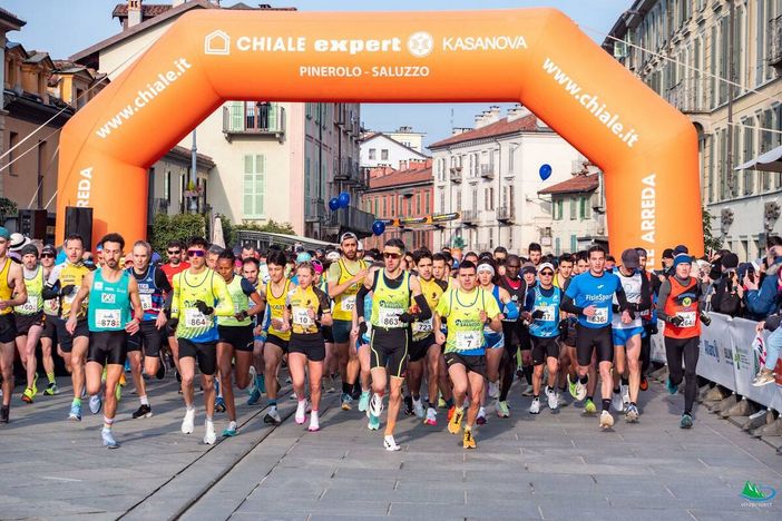 Il via di una precedente edizione de La Mezza Maratona del Marchesato"