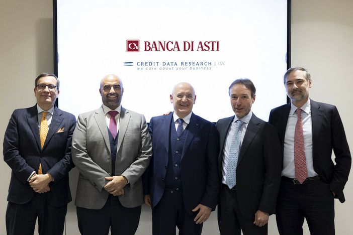 Nell'immagine, da sinistra a destra: Andrea Ganelli (notaio), Carlo Spagliardi (DG e Consigliere CDR Italia), Carlo Demartini (AD e DG Gruppo Banca di Asti), Alessio Balduini (legale rappresentante CDR LTD), Ganmaria Fontanin Coletti (responsabile Affari Legali e Societari CRIF)