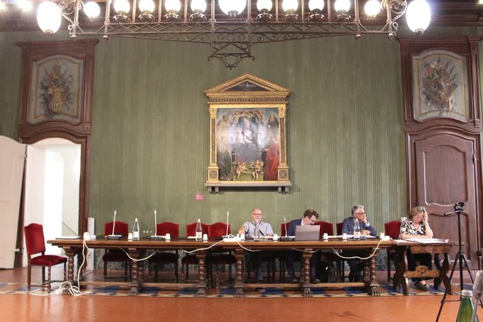 Aumento TARI, la minoranza in consiglio comunale: "L'aumento della TARI di 397.000 euro colpisce le famiglie e le attività albesi" Aumento TARI, la minoranza in consiglio comunale: "L'aumento della TARI di 397.000 euro colpisce le famiglie e le attività albesi"