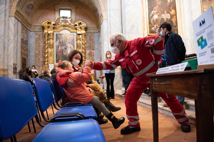 Un momento del benvenuto alle famiglie giunte in città con la missione di FuturAlba e Proteggere Insieme (Foto Barbara Guazzone)