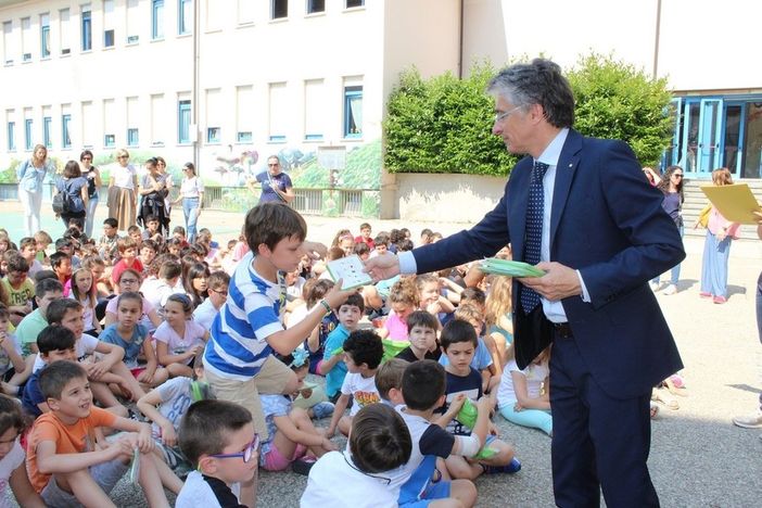 Il sindaco Bo premia gli studenti che hanno preso parte al Piedibus