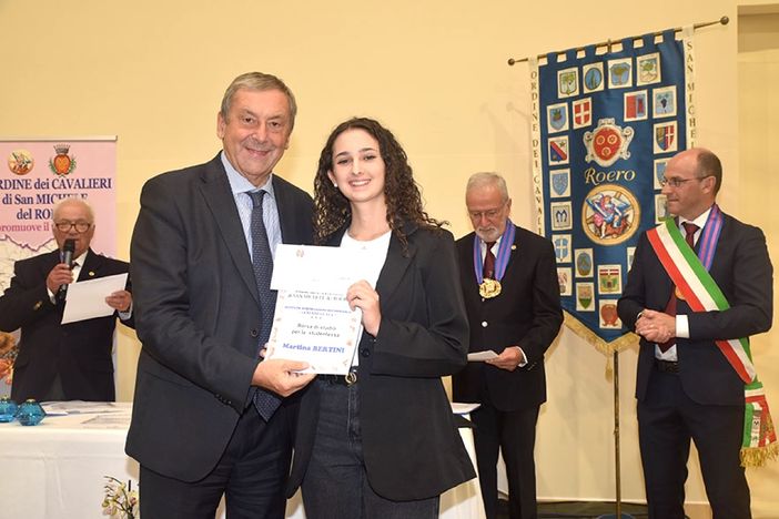 Il professor Profumo consegna una delle borse dell'Ordine dei Cavalieri del Roero (foto Beppe Malò)