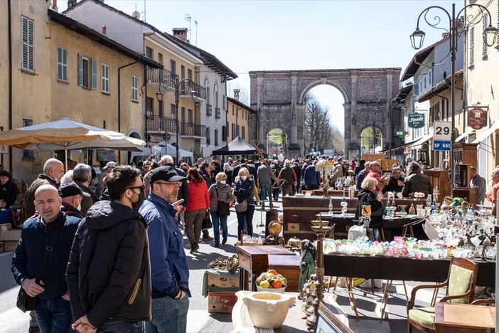 Cherasco, riprendono i Mercati dell’Antiquariato: domenica 2 aprile il primo appuntamento dell'anno