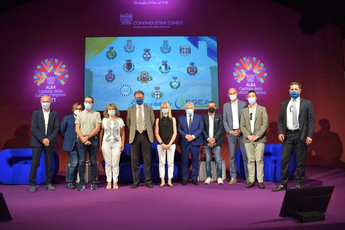 Foto di gruppo per i sindaci, col presidente e amministratore delegato del Gruppo PierPaolo Carini e il presidente del Consiglio di Sorveglianza, Giuseppe Rossetto