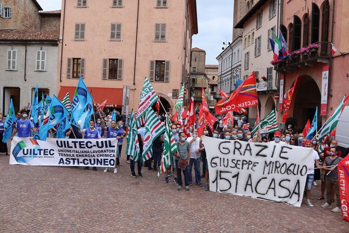 Stamperia Miroglio, la protesta dei lavoratori arriva in piazza Duomo (FOTO E VIDEO)