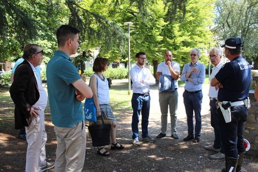 Il sopralluogo fatto questa estate dall'Amministrazione comunale e dalla polizia municipale nei giardini della stazione di Alba Il sopralluogo fatto questa estate dall'Amministrazione comunale e dalla polizia municipale nei giardini della stazione di Alba