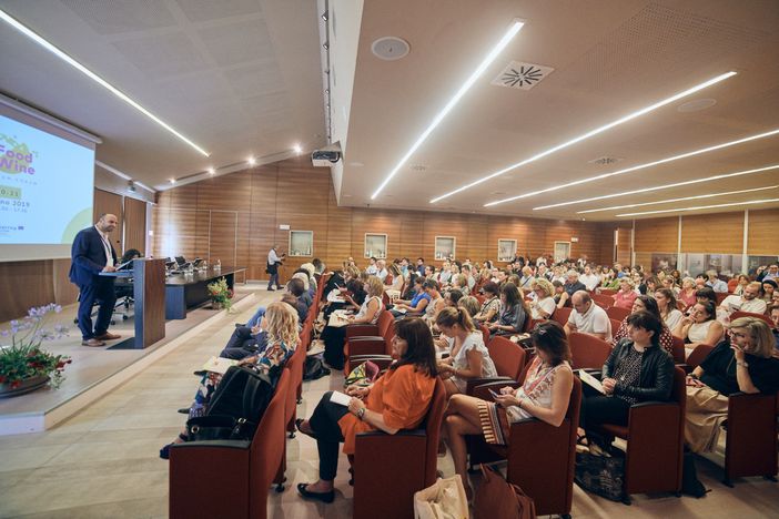 L'intervento introduttivo di Mauro Carbone al Food &amp; Wine Tourism Forum 2019 (foto Luca Privitera)