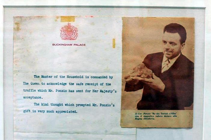 Il Comm.re Roberto Ponzio e la gratitudine della Regina Elisabetta per il tartufo bianco ricevuto nel 1959 (Foto: museotartufoalba.it)