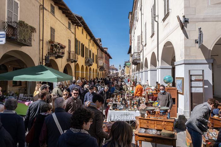 Una scena consueta durante i mercatini in via Vittorio Emanuele a Cherasco Una scena consueta durante i mercatini in via Vittorio Emanuele a Cherasco