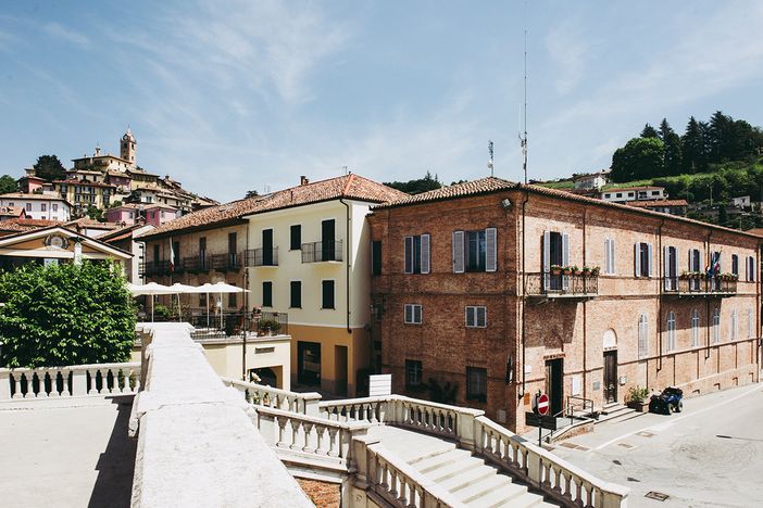 Suggestiva immagine di Monforte d'Alba con il centro storico sulla collina