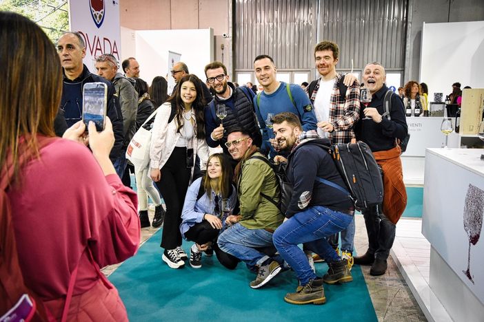 Un gruppo di appassionati di vini piemontesi presso lo stand di Piemonte Land of Wine