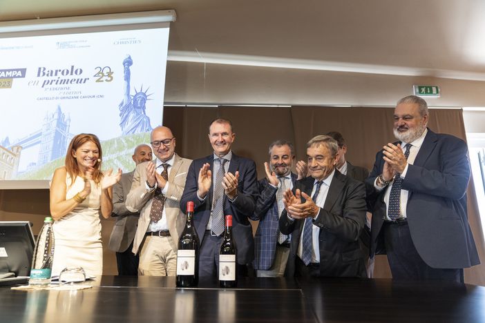 "Barolo en primeur": la grande asta  di Grinzane sbarca anche a Londra  e apre le cantine delle Langhe per  una settimana di degustazioni [VIDEO]
