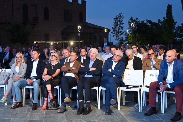 Nella galleria fotografica di Barbara Guazzone alcuni momenti della presentazione tenuta ieri sul belvedere di La Morra