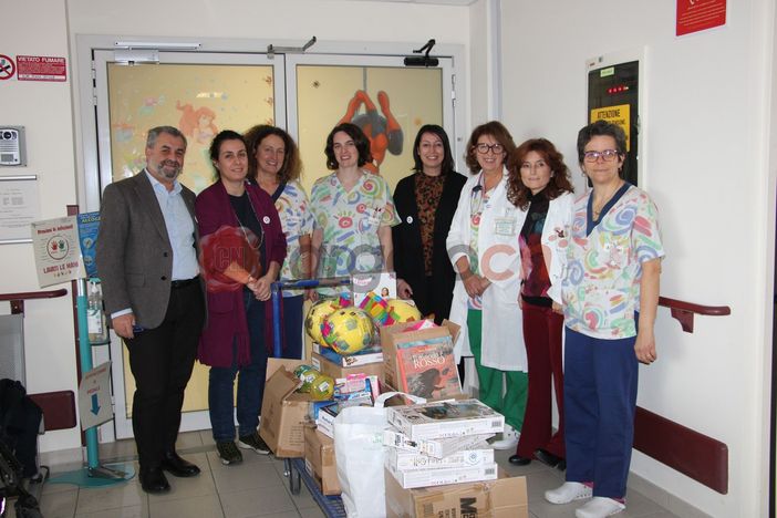 Giocattoli e libri ai bambini della pediatria di Mondovì grazie al service &quot;Piccoli amici&quot; del Rotary