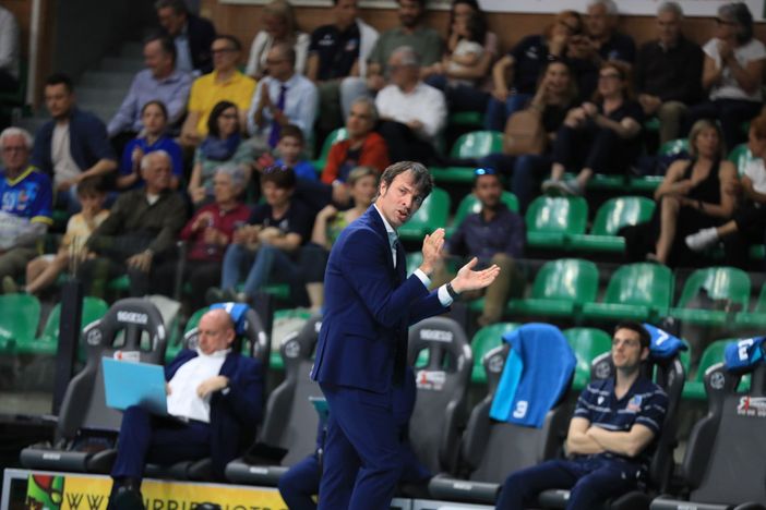 Matteo Battocchio incita i suoi ragazzi durante la partita contro Fano (Foto Margherita Leone)