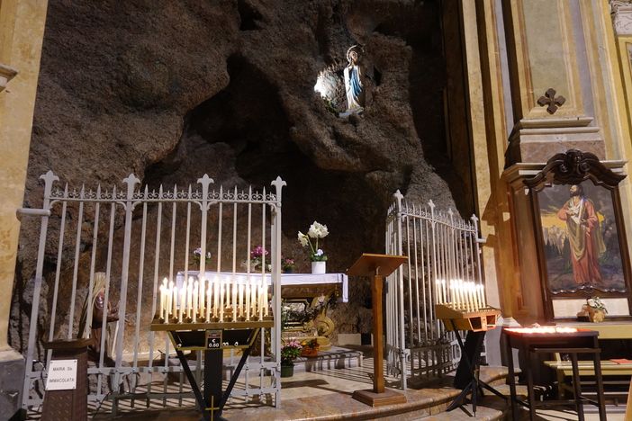 La replica della grotta di Lourdes nella chiesa dei Fratini a Bra