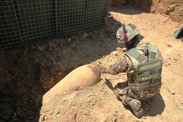 Esercito al lavoro per neutralizzare una bomba d’aereo a Villanova d’Albenga