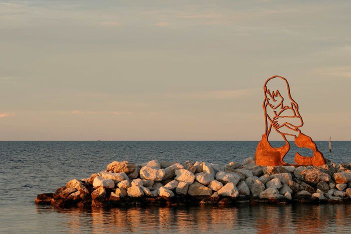 La scultura "Non basta il canto delle sirene" verrà inaugurata a Milano Marittima l'8 agosto