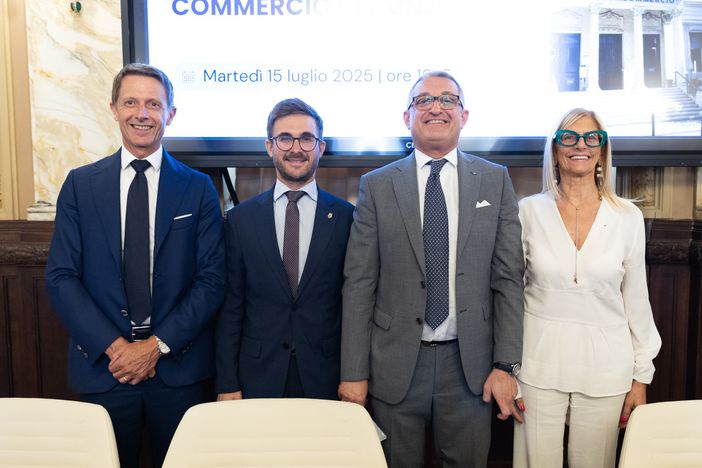 Da sinistra: il direttore ACA Fabrizio Pace, il sindaco di Alba Alberto Gatto, il presidente CCIAA di Cuneo Luca Crosetto e Liliana Allena Da sinistra: il direttore ACA Fabrizio Pace, il sindaco di Alba Alberto Gatto, il presidente CCIAA di Cuneo Luca Crosetto e Liliana Allena