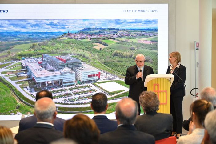 Il presidente della Fondazione Ospedale Alba-Bra Bruno Ceretto e la direttrice dell'Asl Cn2 Paolo Malvasio presentano il progetto per il rifacimento dell'ingresso nord dell'ospedale di Verduno Il presidente della Fondazione Ospedale Alba-Bra Bruno Ceretto e la direttrice dell'Asl Cn2 Paolo Malvasio presentano il progetto per il rifacimento dell'ingresso nord dell'ospedale di Verduno