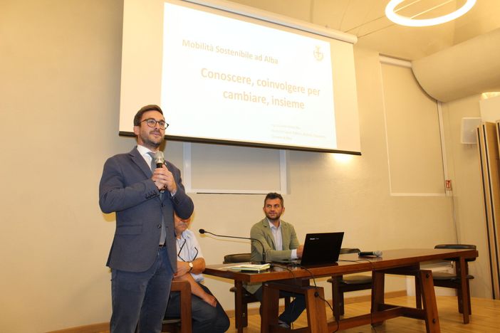 Il sindaco Alberto Gatto durante l'incontro, insieme all'assessore Edoardo Fenocchio