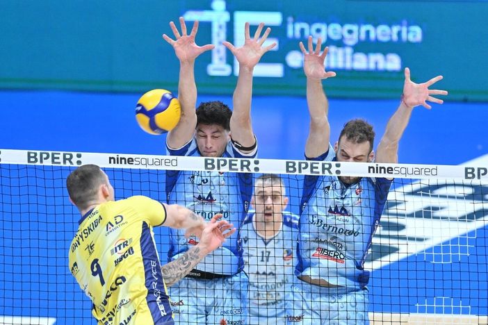 Davyskiba in attacco sul muro piemontese: Modena vince 3-0 (Foto Modena Volley e Beatrice Bramardi)