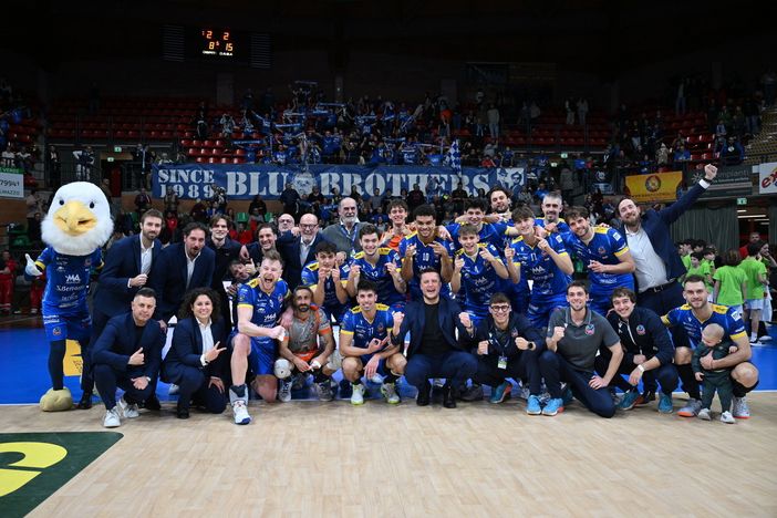 Cuneo esulta dopo la vittoria al tie break su Monza (Foto Ninotto, Giraudo, Bramardi)