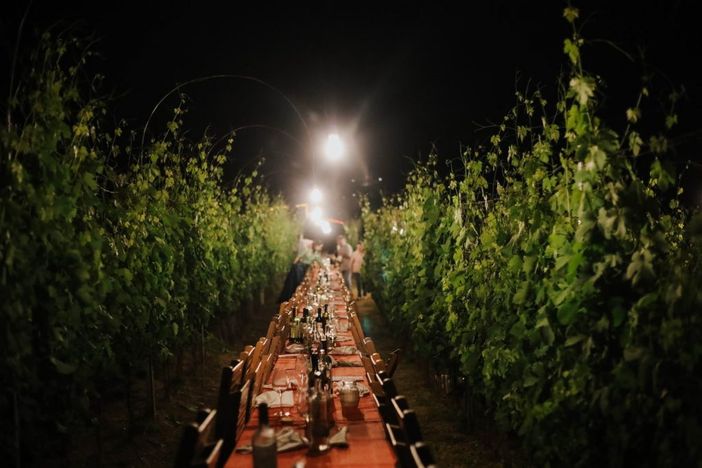 La modella Afef Semmour alla "Taulaluuunga" della Cantina Destefanis di Canale