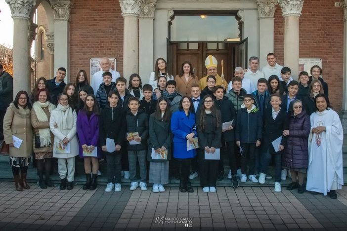 Il gruppo dei cresimati presso la parrocchia albese della Moretta (Ph. Mauro Gallo Foto, Alba)