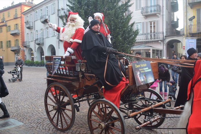 Alcuni momenti dell'intenso pomeriggio vissuto ieri ad Alba con l'apertura delle manifestazioni di Natale