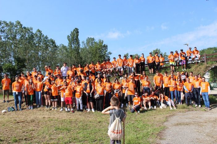 Giovani volontari in posa al Parco Tanaro in una passata edizione della manifestazione
