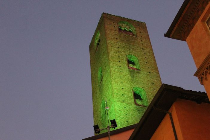 Le torri medievali illuminate di verde Le torri medievali illuminate di verde