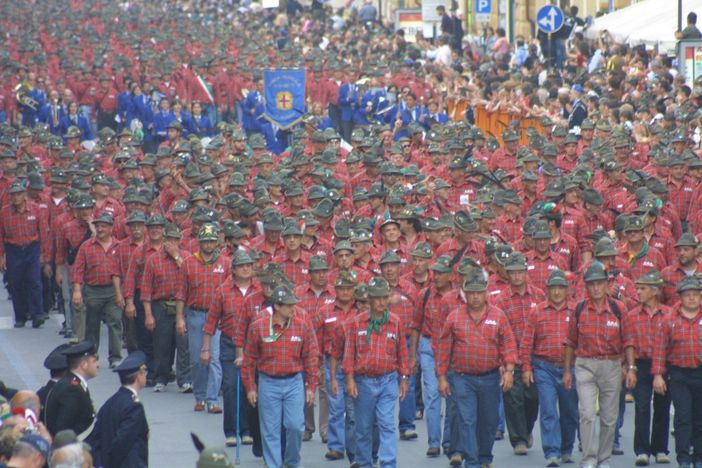 Gli alpini sfilano all'Adunata Nazionale di Cuneo del 2007