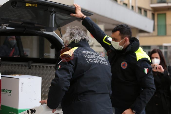 I vaccini contro il Covid arrivano al Santa di Croce di Cuneo: preparativi in corso per somministrare le 80 dosi (FOTO e VIDEO)
