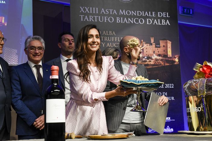 A Grinzane Cavour l'Asta Mondiale del Tartufo Bianco d'Alba 2022: vola a Hong Kong il tartufo dei record da 184.000 euro [VIDEO]