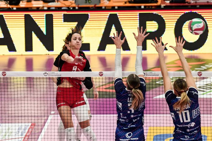 Un attacco di Elisa Zanette (foto sito Legavolleyfemminile) Un attacco di Elisa Zanette (foto sito Legavolleyfemminile)
