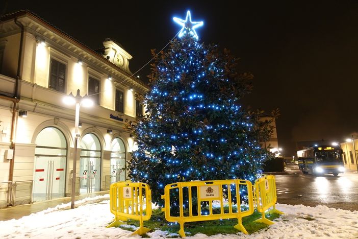 Primi fiocchi di neve e luminarie accese: a Bra il Natale è nell’aria (FOTOGALLERY)