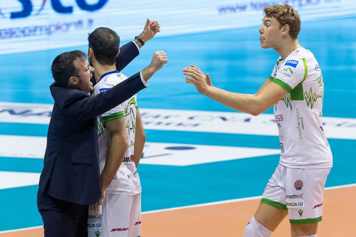 Battocchio e Jensen esultano: il pubblico di Cuneo potrebbe fare la differenza nel big match con Siena