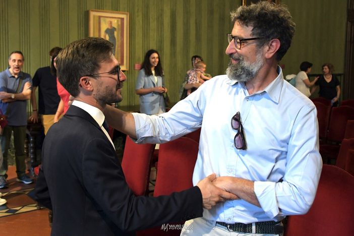 L'abbraccio tra Gatto e Tripaldi, durante la cerimonia di proclamazione degli eletti (Mauro Gallo Foto, Alba)