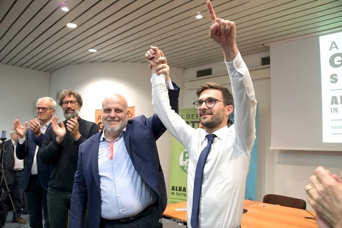 L'ex primo cittadino Maurizio Marello con Alberto Gatto, nuovo sindaco di Alba