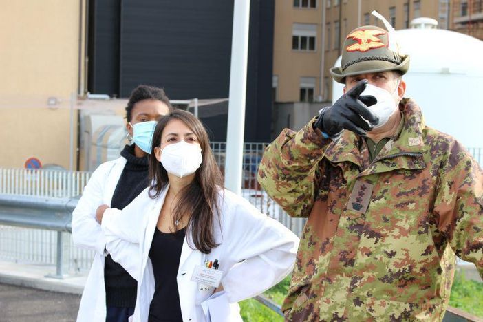 Oggi in Piemonte 64 vittime, 1.600 positivi e 4.200 guariti. Ricoveri in calo: 96 in meno