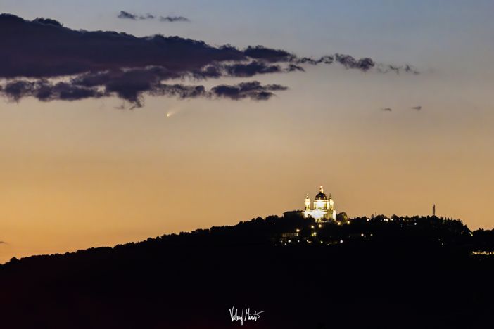 La "cometa del secolo" su Superga (Foto: Valerio Minato)