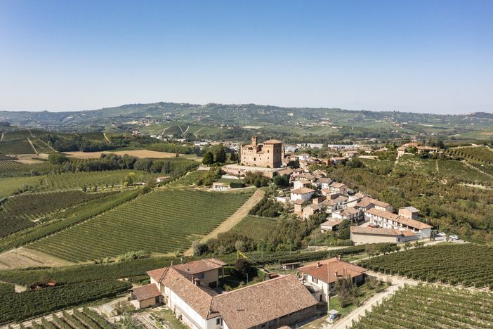 Una veduta del castello di Grinzane e dei vigneti che lo circondano Una veduta del castello di Grinzane e dei vigneti che lo circondano